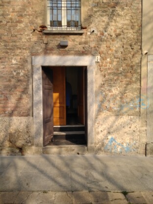 Porta d'ingresso della biblioteca